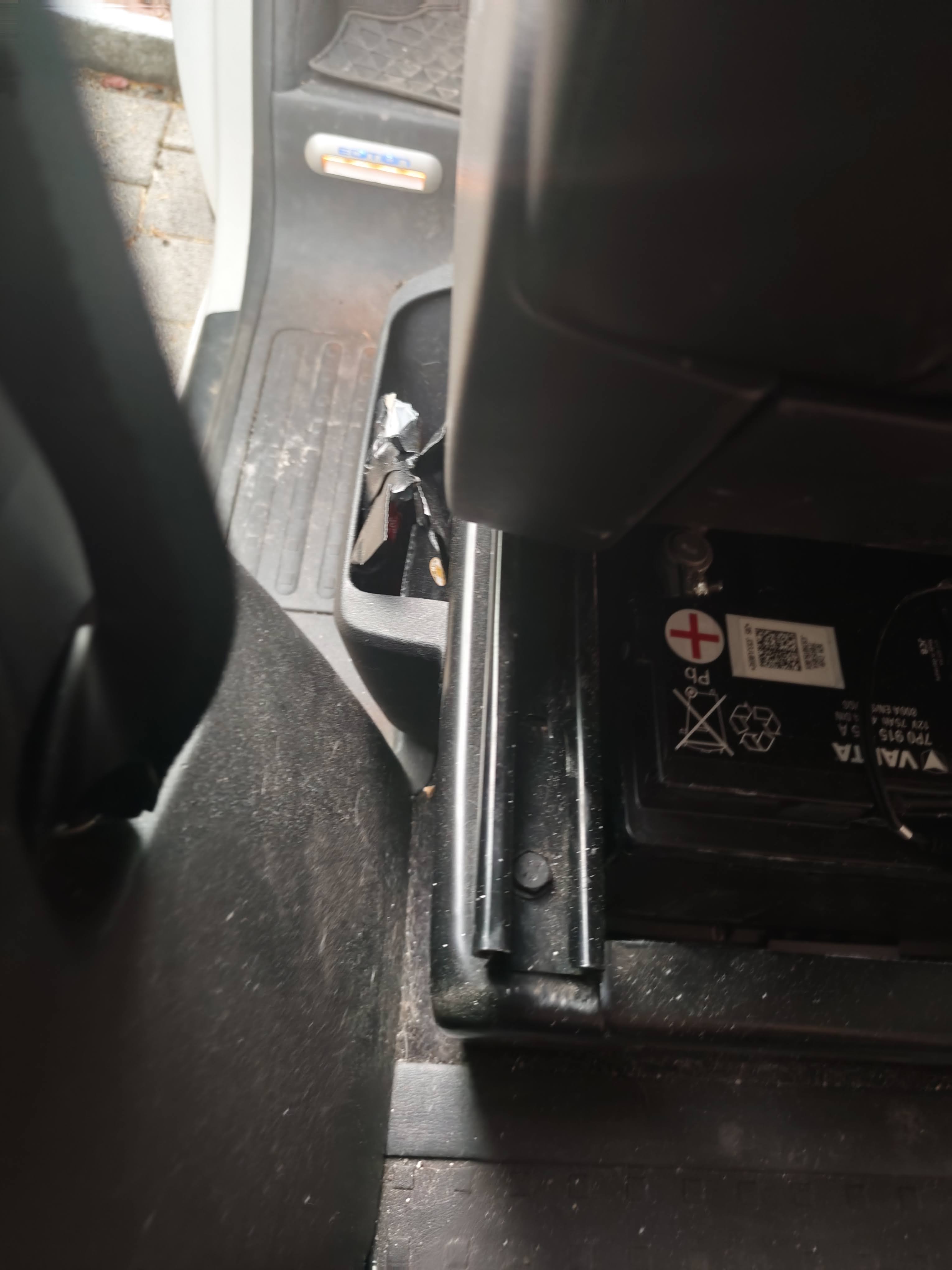 VARTA 12V Batterie im Campervan, geplanter Anschlusspunkt für die LED-Beleuchtung